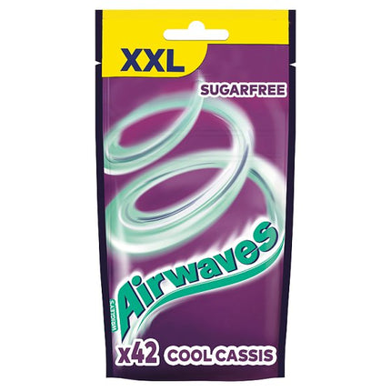 Airwaves Cool Cassis XXL Bag 58g ist ein zuckerfreier Kaugummi mit Süßstoffen und einem erfrischenden Geschmack nach Menthol und schwarzer Johannisbeere. Perfekt für alle, die einen langanhaltenden, frischen Atem genießen möchten! Das Produkt wird von der GEtca GmbH angeboten.