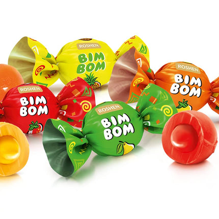 Die Packung Bim-Bom 1Kg enthält eine bunte Mischung aus fruchtigen und cremigen Bonbons – perfekt für einen abwechslungsreichen Genussmoment. Das Produkt wird von der GEtca GmbH angeboten.