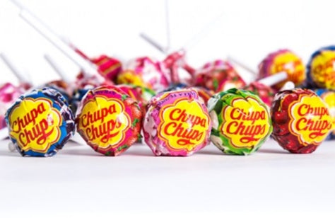 Die Packung Chupa Chups The Best of Wheel enthält eine Auswahl der beliebtesten Chupa Chups Lutschbonbons in verschiedenen fruchtigen und cremigen Geschmacksrichtungen – perfekt für einen abwechslungsreichen Genussmoment. Das Produkt wird von der GEtca GmbH angeboten.