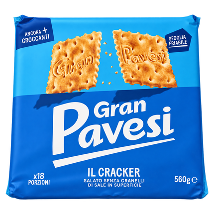 Gran Pavesi italienische Cracker 560 g in blauer Verpackung, serviert mit knusprigen Crackern, frischen Tomaten, Basilikum und Frischkäse.
 Kopieren