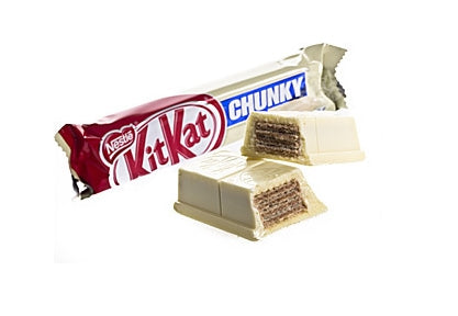 Die Packung KitKat Chunky White Chocolate 40g enthält einen knusprigen Waffelriegel mit einer großzügigen Schicht cremiger weißer Schokolade – perfekt für einen intensiven Genussmoment. Das Produkt wird von der GEtca GmbH angeboten.