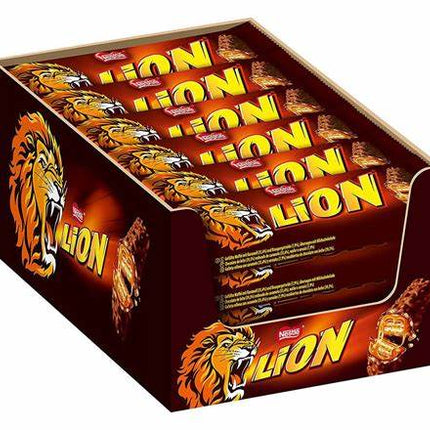 Lion Chocolate – knuspriger Riegel mit knusprigen Cerealien, cremigem Karamell und zarter Milchschokolade, angeboten von der GEtca GmbH. Perfekt für alle, die den kräftigen Crunch mit einer süßen Schokoladen-Karamell-Kombination genießen möchten!