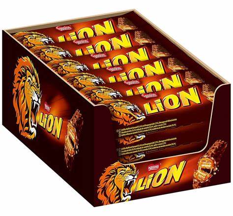 Lion Chocolate – knuspriger Riegel mit knusprigen Cerealien, cremigem Karamell und zarter Milchschokolade, angeboten von der GEtca GmbH. Perfekt für alle, die den kräftigen Crunch mit einer süßen Schokoladen-Karamell-Kombination genießen möchten!