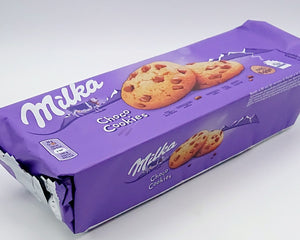 Die Packung Milka Pieguski Choco Cookie 135g enthält knusprige Kekse mit zarten Schokoladenstückchen, verfeinert mit Milka Alpenmilchschokolade – perfekt für einen köstlichen Genussmoment. Das Produkt wird von der GEtca GmbH angeboten.