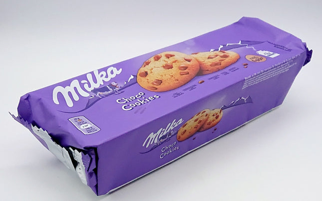 Die Packung Milka Pieguski Choco Cookie 135g enthält knusprige Kekse mit zarten Schokoladenstückchen, verfeinert mit Milka Alpenmilchschokolade – perfekt für einen köstlichen Genussmoment. Das Produkt wird von der GEtca GmbH angeboten.