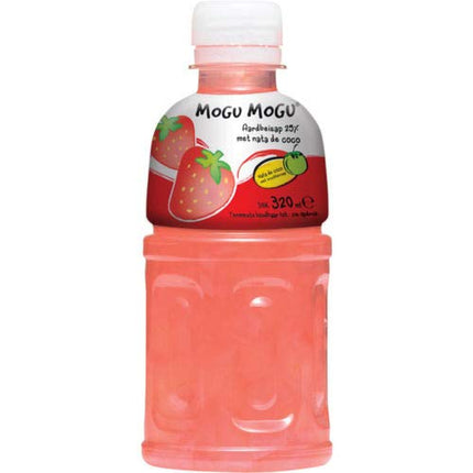 Produktbild von Mogu Mogu Erdbeere mit Nata de Coco, 24 Flaschen à 320 ml. Erfrischungsgetränk mit süßem Erdbeergeschmack und exotischen Kokosgel-Stückchen. Angebot von Getca GmbH.