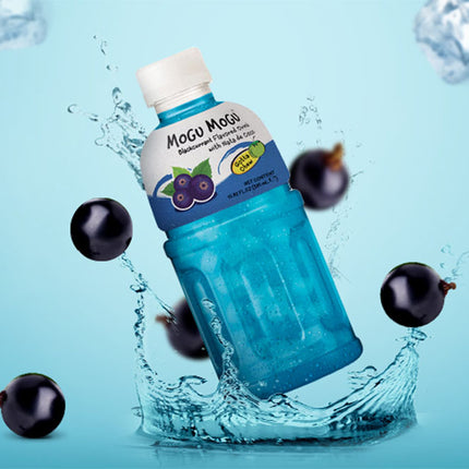 Erfrischungsgetränk Mogu Mogu Schwarze Johannisbeere (320 ml) mit fruchtigem Johannisbeer-Geschmack und Nata-de-Coco-Stückchen – erhältlich bei GEtca GmbH.