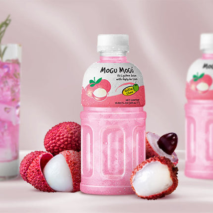 Mogu Mogu Litschi 320 ml – eine köstliche und fruchtige Erfrischung mit dem exotischen, süß-blumigen Geschmack von saftiger Litschi. Enthält echte Fruchtstücke, eine angenehm prickelnde Süße und sorgt für ein einzigartiges Trink-Erlebnis. Erhältlich bei GEtca GmbH.