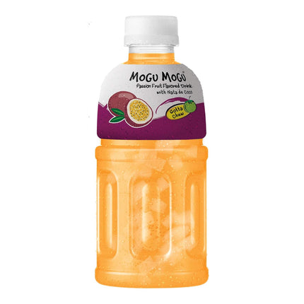 Produktbild von Mogu Mogu Passionsfrucht mit Nata de Coco, 24 Flaschen à 320 ml. Tropisches Erfrischungsgetränk mit intensivem Passionsfruchtgeschmack und Kokosgel-Stückchen. Angebot von Getca GmbH.