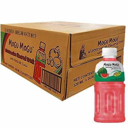 Produktbild von Mogu Mogu Wassermelone mit Nata de Coco, 24 Flaschen à 320 ml. Erfrischungsgetränk mit frischem Wassermelonengeschmack und Kokosgel-Stückchen. Angebot von Getca GmbH.