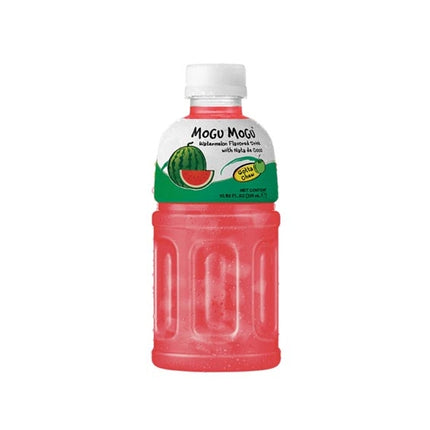 Produktbild von Mogu Mogu Wassermelone mit Nata de Coco, 24 Flaschen à 320 ml. Erfrischungsgetränk mit frischem Wassermelonengeschmack und Kokosgel-Stückchen. Angebot von Getca GmbH.