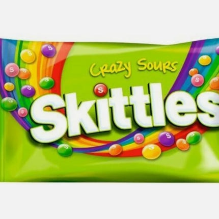 Skittles Crazy Sours 38g sind Kaubonbons mit einer knusprigen Zuckerhülle und einem intensiven, sauren Fruchtgeschmack. Perfekt für alle, die eine aufregende Mischung aus süß und sauer genießen möchten! Das Produkt wird von der GEtca GmbH angeboten.
