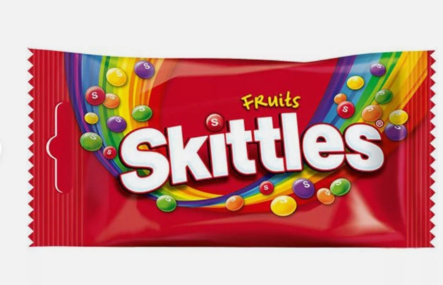 Skittles Fruits 38g sind Kaubonbons mit einer knusprigen Zuckerhülle und einem fruchtigen Geschmack. Perfekt für alle, die eine bunte Mischung aus süßen Fruchtaromen genießen möchten! Das Produkt wird von der GEtca GmbH angeboten.