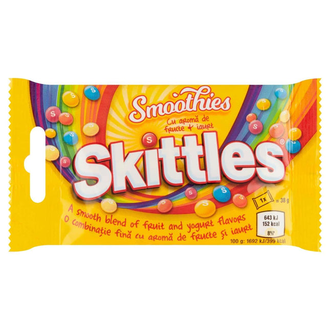 Skittles Smoothies 38g sind weiche Kaubonbons mit einer knusprigen Zuckerhülle und einem einzigartigen Frucht-Smoothie-Geschmack. Sie kombinieren fruchtige und joghurtige Aromen für ein unvergleichliches Geschmackserlebnis. Perfekt für alle, die eine aufregende Mischung aus süß und fruchtig genießen möchten! Das Produkt wird von der GEtca GmbH angeboten.