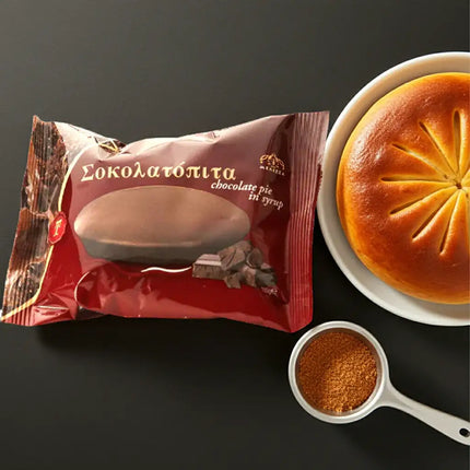 Detailansicht Sokolatopita 100g Toumpourleka – griechischer Kuchen mit Schokolade, einzeln verpackt und servierfertig.