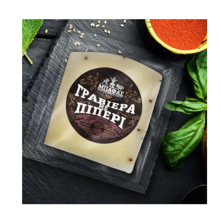 Mediterraner Hartkäse Graviera mit Pfeffer aromatisch